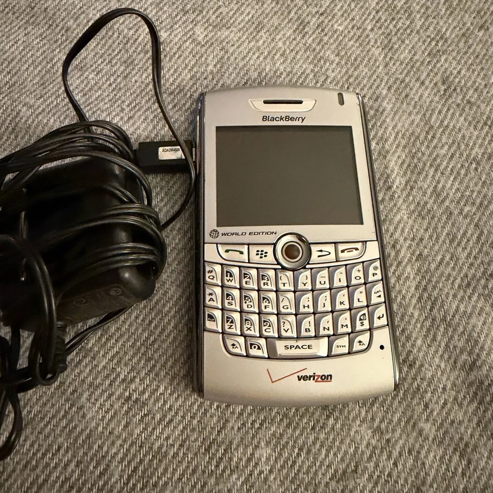 BlackBerry - Vintage Collectible- World Edition w/ charger
